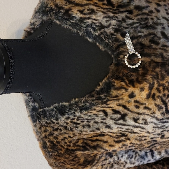 ❤HP❤️GORGEOUS NWOT Pamela McCoy Faux Fur with Rhinestone closure-Size 2X❤ - Picture 7 of 16